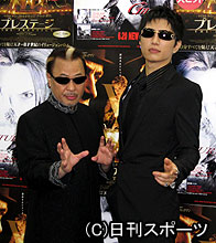 ヒット御礼あいさつでネタを披露したＭｒ．マリック（左）とＧａｃｋｔ