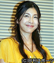映画で天真らんまん、大胆な女を演じた竹内結子は吹っ切れたような余裕の笑み
