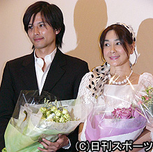 初日舞台あいさつを行った石原真理子(右)。左は河合龍之介