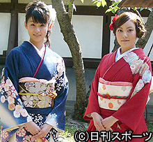 映画「吉祥天女」公開記念茶会を開催した本仮屋ユイカ（左）と主演の鈴木杏