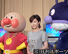 映画で声優に挑んだ水野真紀。左はアンパンマン、右はバイキンマン