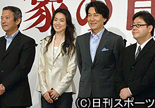 記念撮影に臨む左から井坂聡監督、今井美樹、役所広司、原作者の秋元康氏