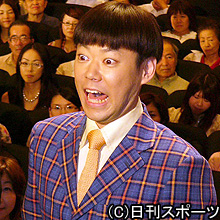 大ヒットに喜びのあまりおどける阿部サダヲ（撮影・近藤由美子）