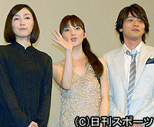 舞台あいさつに登場した左から麻生久美子、田中麗奈、吉沢悠