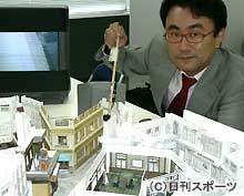 街のセットデザインの模型内部を説明する三谷幸喜監督