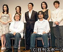 映画「２２才の別れ」の舞台あいさつに出席した出演者たち