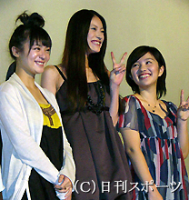 左から貫地谷しほり、関めぐみ、徳永えり（撮影・近藤由美子）