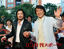 真田広之（左）とジャッキー・チェン（撮影・中島郁夫）