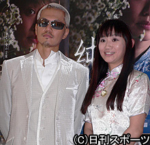 映画「純愛」の主題歌を担当するＡＴＳＵＳＨＩ（左）と脚本、主演の小林桂子