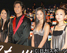 舞台あいさつに臨む左からｍｉｎｋ、谷原章介、黒木メイサ、松雪泰子