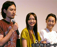 「恋するマドリ」初日あいさつを行った、左から松田龍平、新垣結衣、菊地凛子