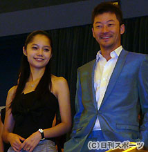 公式上映に出席した、宮崎あおいと浅野忠信（撮影・近藤由美子）