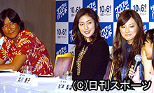 松本梨菜を見つめる、左から豊川悦司、天海祐希、北川景子（撮影・水谷安孝）