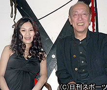 作家の金原ひとみさん（左）はメガホンをとる蜷川幸雄氏と対面し笑顔を見せる