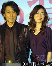映画「象の背中」の会見に出席した役所広司と今井美樹