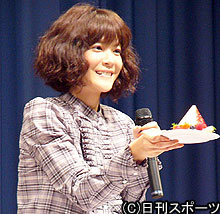 考案したケーキに満足げな表情の上野樹里（撮影・近藤由美子）