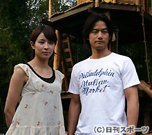 「あの空をおぼえてる」がクランクインした竹野内豊(右)と妻役の水野美紀