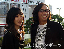 韓国女優ぺ・ドゥナ（左）と対談を行った行定勲監督（撮影・近藤由美子）
