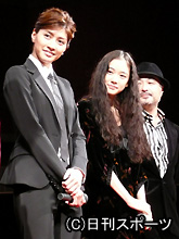 主演映画の舞台あいさつに立つ内田有紀（左端）。右へ蒼井優、松尾スズキ監督