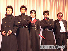 映画「魁！！男塾」の舞台あいさつを行った、坂口拓（中央）ら