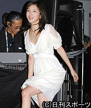 「Ｌｉｔｔｌｅ　ＤＪ　小さな恋の物語」の舞台あいさつに出席した広末涼子