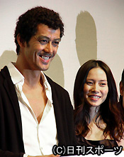 映画「自虐の詩」の初日舞台あいさつを行った主演中谷美紀と阿部寛