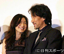 夫役の役所広司にほほ笑みかける今井美樹（撮影・近藤由美子）