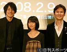 クランクアップ会見で。左から松山ケンイチ、福田麻由子、南原清隆
