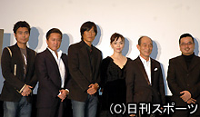 左から小沢征悦、石橋凌、豊川悦司、松田美由紀、笹野高史、滝本智行監督