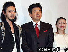 映画「転々」の舞台あいさつ。左からオダギリジョー、三浦友和、小泉今日子