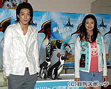 本物のペンギンと一緒に写真に納まる小栗旬(左)と山田優(撮影・栗山尚久)