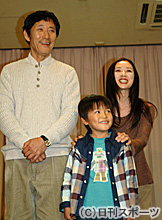 映画「休暇」のロケ先で会見を行う、左から小林薫と子役の宇都秀星、大塚寧々