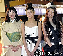 上映会のレッドカーペットを歩く左から山口智子、西内まりや、成海璃子