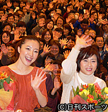 映画「マリと子犬の物語」試写会に参加した平原綾香（左）と松本明子