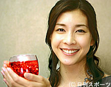 キャンドルを手に笑顔を見せる竹内結子(撮影・鹿野芳博)