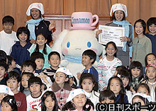 浅尾美和（後列左）、西堀健実ペアは子供たちと記念撮影