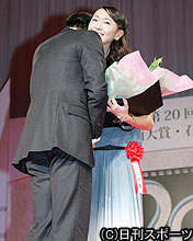 新人賞を受賞した新垣結衣（右）は舘ひろしに祝福され抱き合う
