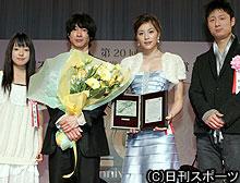 作品賞を受賞。左から柳生みゆ、加瀬亮、瀬戸朝香、プレゼンターの李相日監督