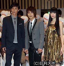 完成試写会に出席した左から玉木宏、小池徹平、栗山千明