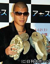 亀田興毅は映画「アース」の試写会に出席、両手には縫いぐるみ