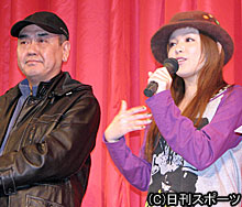 舞台あいさつに登場した佐々部清監督とＡＹＡＫＯ