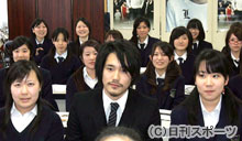 都内女子高を訪れた松山ケンイチ（中央）は、生徒たちと記念撮影