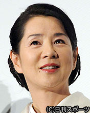 あいさつで涙ぐむ吉永小百合