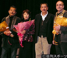 左から藤竜也、吉行和子、奥田瑛二、クロード・ガニオン監督