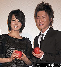 初日舞台あいさつで、りんごを手に笑顔を見せる堀北真希と共演の石田卓也