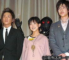 舞台あいさつをする、左から石田卓也、谷村美月、大東俊介