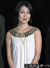 ノースリーブであいさつする鶴田真由