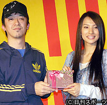 芦名星はバレンタインチョコを野口照夫監督に手渡す（撮影・瀬津真也）
