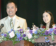 司会を務めた渡辺謙と蒼井優（撮影・中村誠慈）