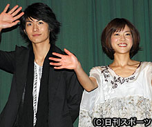 「奈緒子」の舞台あいさつでの上野樹里と三浦春馬